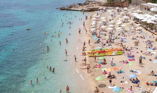 U Dubrovniku sve više turista, a plaža Banje svaki je dan punija