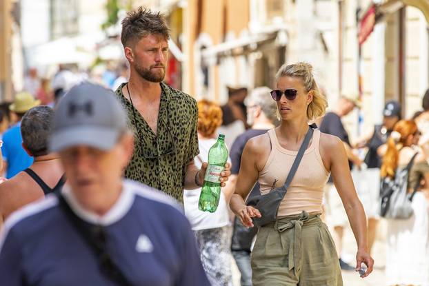 Turisti u Poreču uživaju u odmoru i šetnji gradom