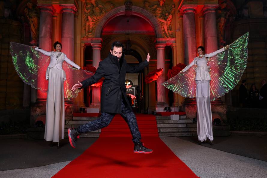 Zagreb: Dolazak uzvanika na dodjelu medijske nagrade "Večernjakova ruža" u Hrvatskom narodnom kazalištu