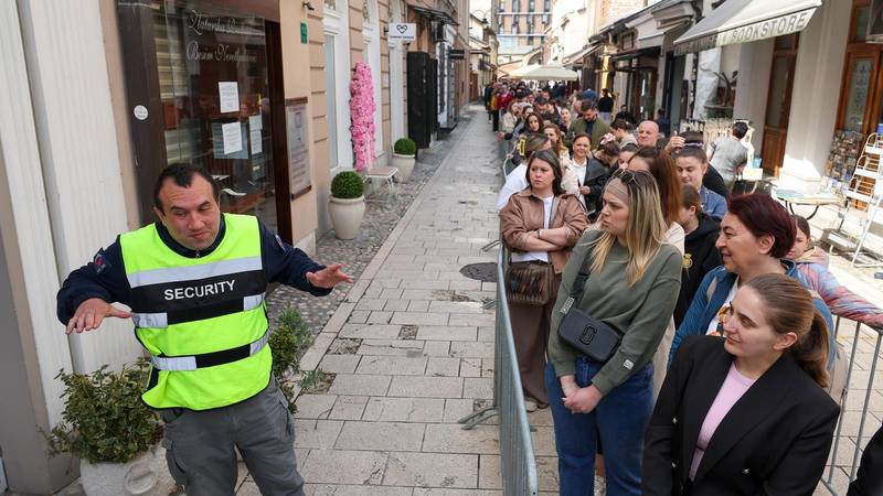 FOTO Velike gužve u Sarajevu zbog Dine Merlina! Fanovi su pohrlili po ulaznice za koncert