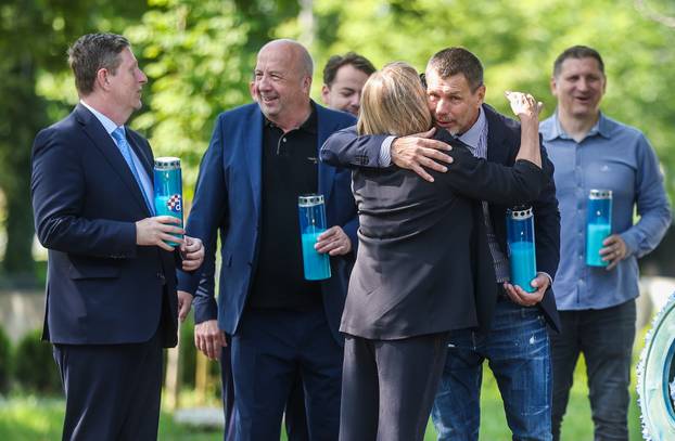 Zagreb: Delegacija Dinama položila vijenac na grob Dražena Petrovića povodom obljetnice njegove smrti