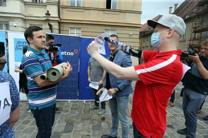 Stranka s imenom i prezimenom napravila performans: Žele da se ukinu brojni nameti