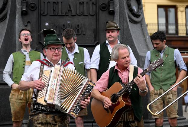 Zagreb: Folklorna skupina iz Austrije zabavljala prolaznike na glavnom gradskom Trgu