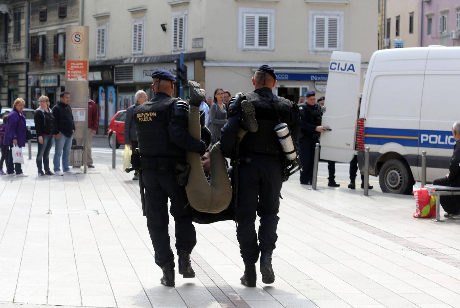 Prosvjednici pokušali zastaviti Hod za život, odvela ih policija