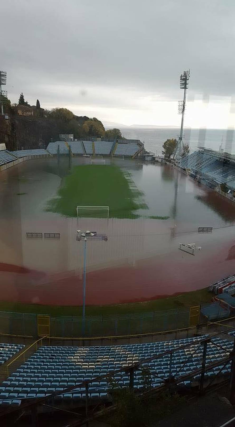 Kantrida je skroz poplavljena: Šteta na stadionu tek se zbraja
