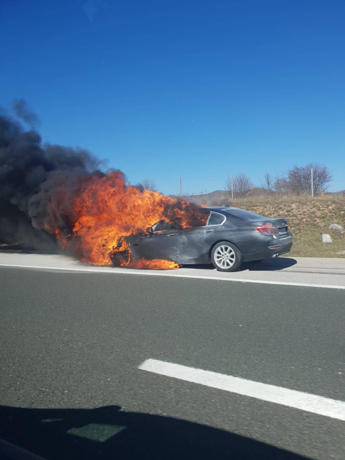 Izgorio je BMW na autocesti A1: 'Cijeli je buknuo, šikljao je dim'