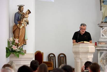 FOTO Održali misu za Olivera, na grob položili vijence i svijeće