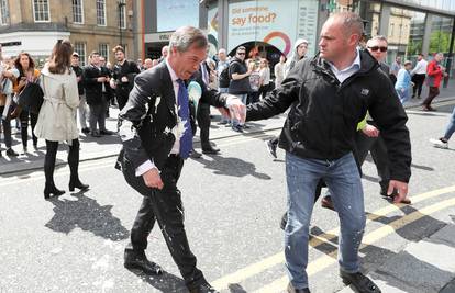 Milkshakeom protiv Brexita: U centru grada pogodio Faragea