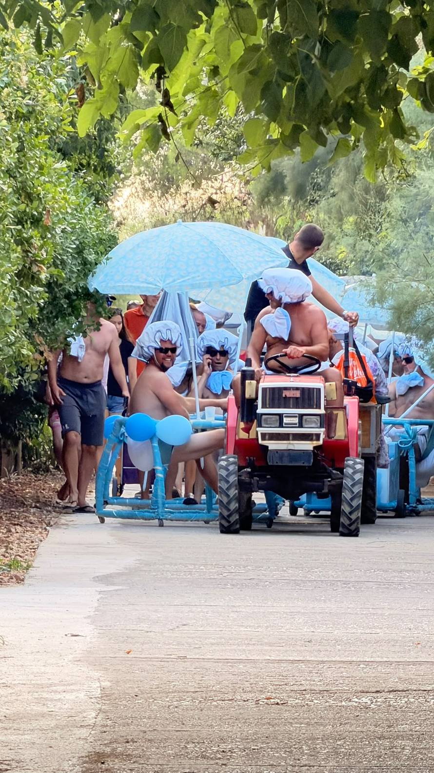 Muškarci se za maškare na Silbi odjenuli u bebe: Nekima su bile pelene pune, nekima prazne!