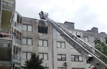 Izgorio stan na 4. katu: 'Čula se eksplozija, letjelo je staklo'
