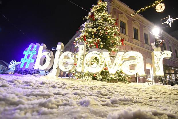 Noćna šetnja Bjelovarom koji je prekriven snijegom