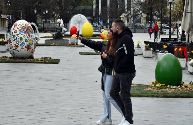 Slavonski Brod: Središnji gradski trg ukrašen velikim pisanicama