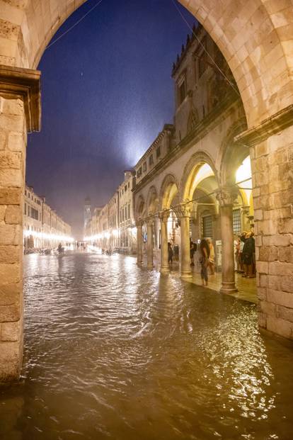 Stradun u Dubrovniku nakon obilne kiše postao kupalište