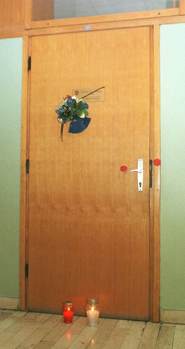 Zagreb: Zaposlenici Op?inskog suda odali po?ast ubijenim &zcaron;enama, 23.09.1999.