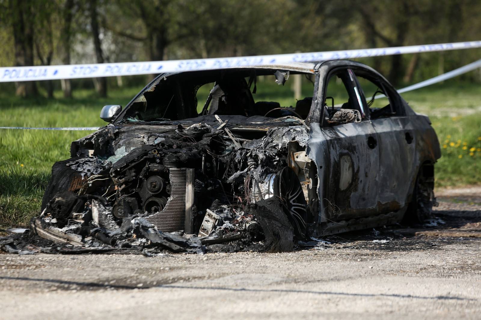 Zagreb: Policijski očevid nad izgorenim automobilom u Dugavama