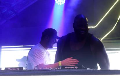 Shaquille rasturao za DJ pultom, Dončič skakao, ali pažnju su ukrale gole plesačice na Krku