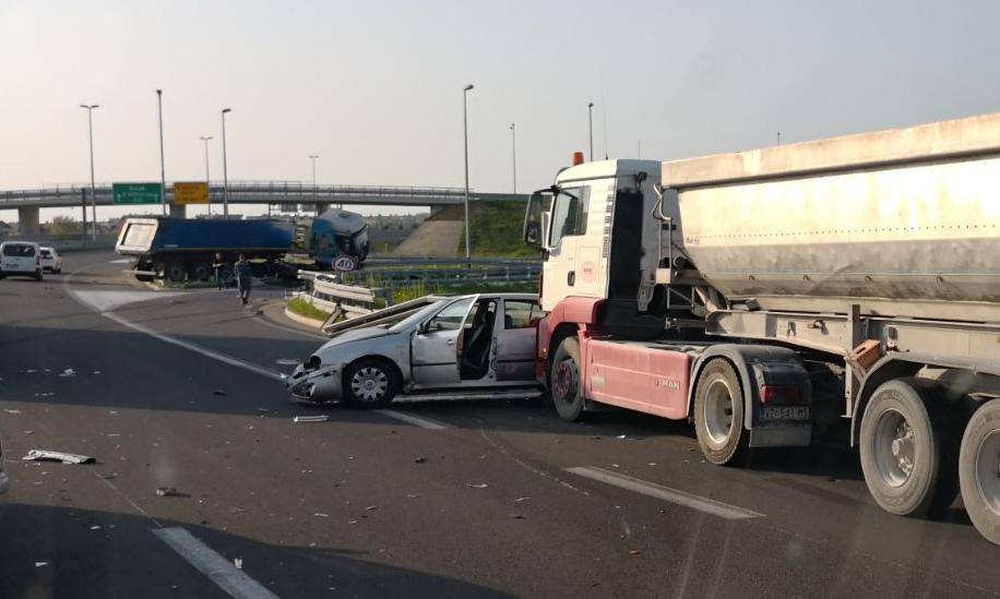 Nesreća kod čvora Veliko Polje: Sudarila se dva tegljača i auto