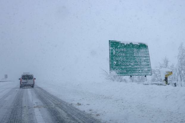 Gospić: Zbog gustog snijega otežani uvjeti vožnje na autocesti