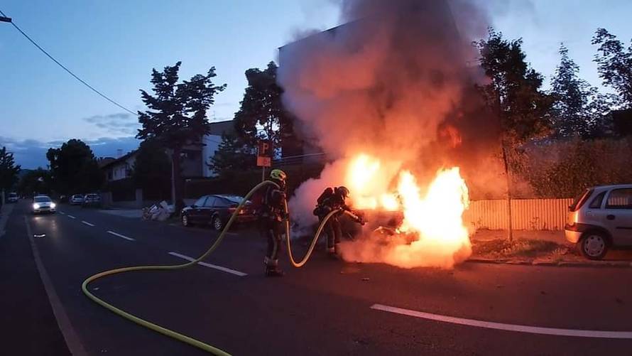 Izgorio auto obitelji u Zagrebu: 'Samo nam je još ovo trebalo'