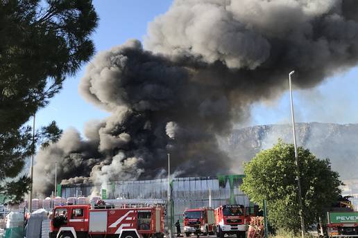 VIDEO Crni dim nad Kaštelima. Gori skladište Pevexa: Metalne krovove uklanjaju grajferom