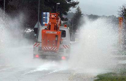 Nevrijeme poharalo Makarsku, temperatura pala na 22 stupnja