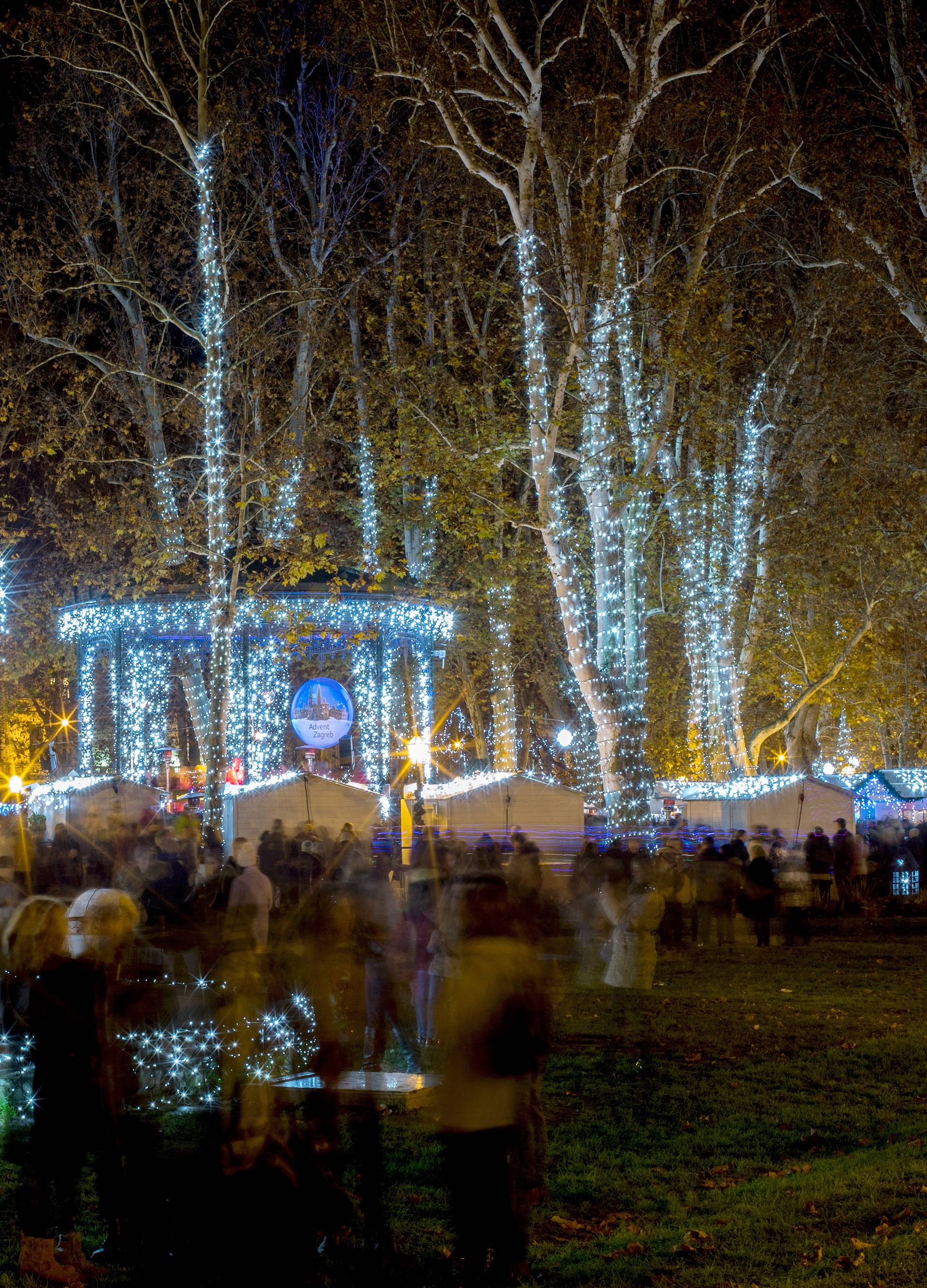 Zagreb: Paljenjem lampica na Zrinjevcu svečano otvoren Advent 2019.