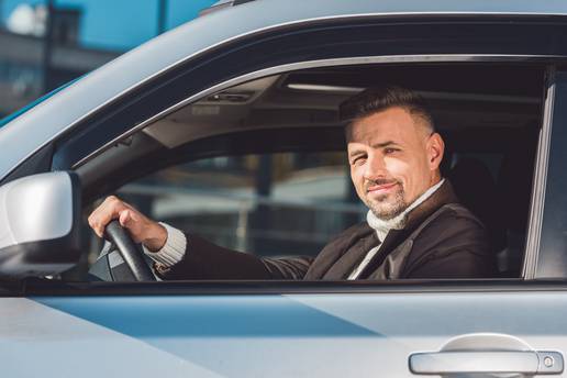 Velika greška koju mnogi rade dok voze auto - time ga oštećuju