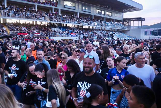 Dugopolje: Velik broj obožavatelja pristiže na Thompsonov koncert