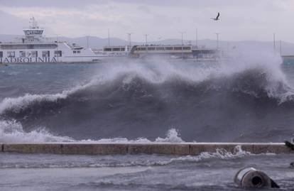 FOTO Nevrijeme hara obalom: Olujno jugo šiba splitsku rivu. Veliki valovi poplavili obalu