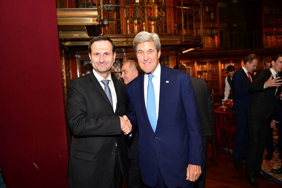 Pogledate me: John Kerry je konačno primio Miru Kovača