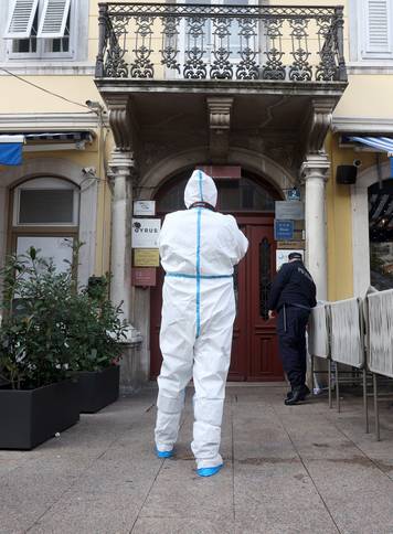 Rijeka: Žena umrla na stubištu, u stanu pronađen muškarac s ozljedama vrata