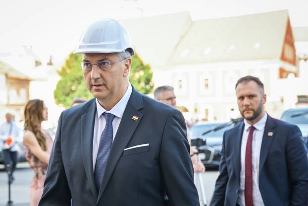 Zagreb: Premijer Plenković se sastao sa zagrebačkim nadbiskupom Draženom Kutlešom i obišao katedralu