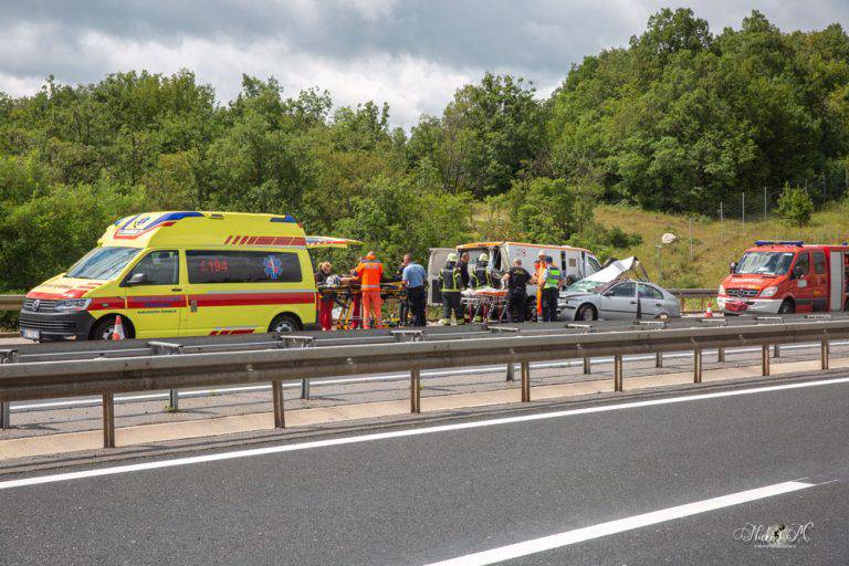 Policija o užasu kod Perušića: Naletio na zaustavljenu Škodu na autocesti, poginuo stariji par