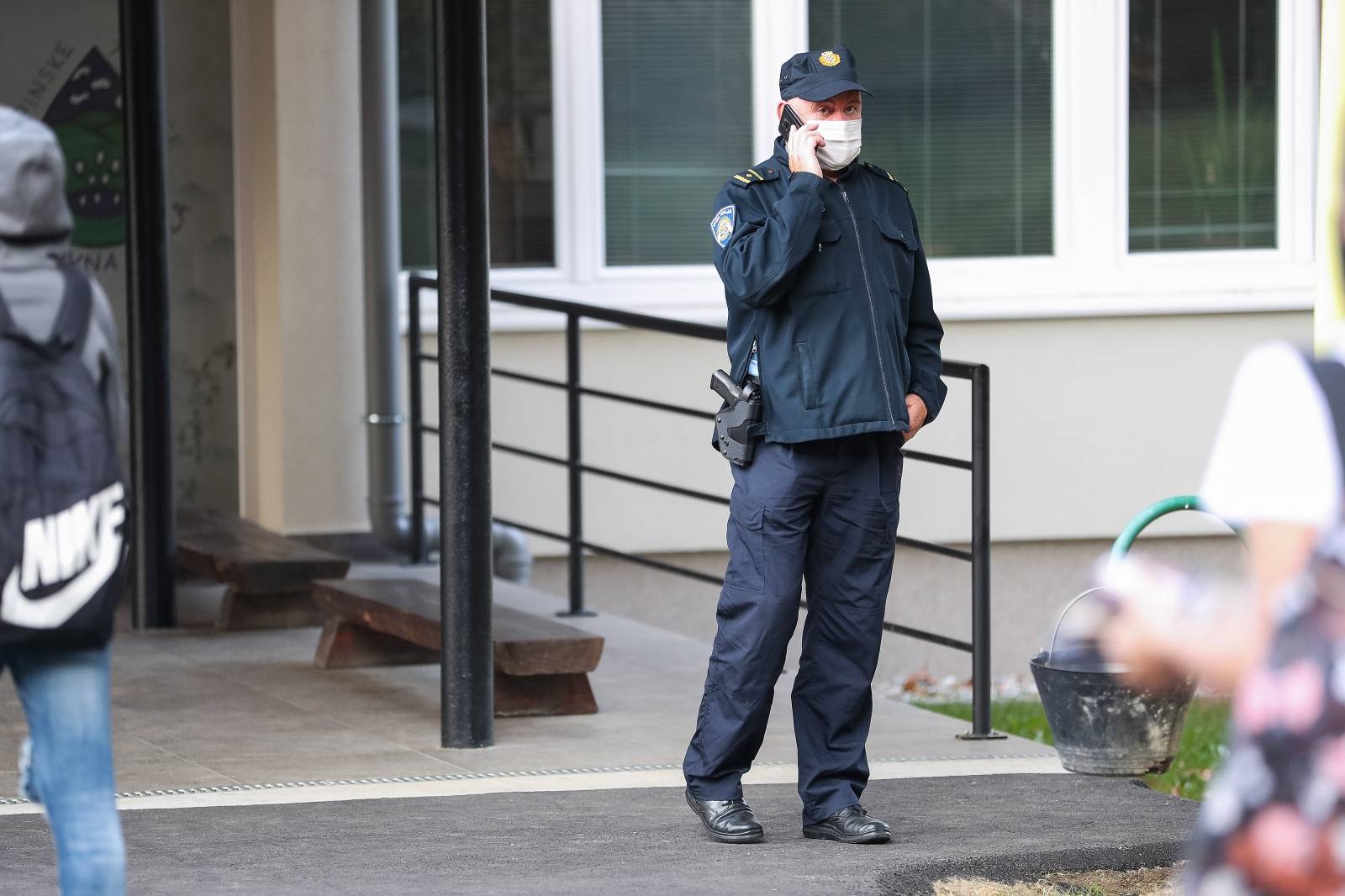 Zaštitari i policija ispred škole u Krapinskim Toplicama