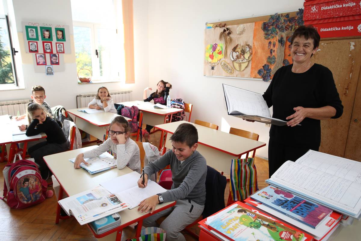 Njezina mala škola: Učiteljica Mirna u jednom ima 4 razreda