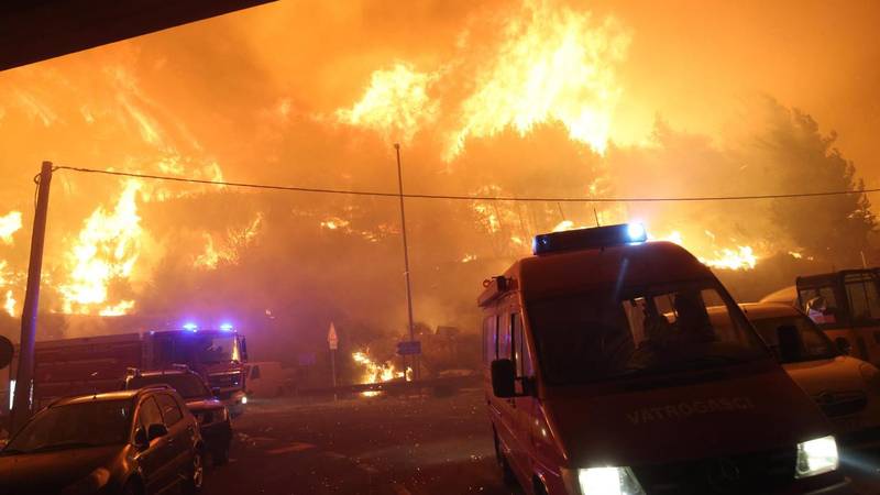 FOTO UŽASA Gorjeli auti, kuće, brodovi... Ima ozlijeđenih. Evakuirali dio ljudi. Turisti bježe