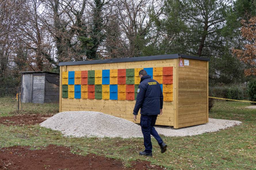 Umag: Ilegalni apartman zamaskirali u košnicu i postavili natpis "Čuvaj se pčela"