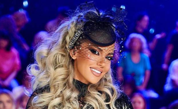 Izazovno i odvažno! Pogledajte kombinacije koje je Maja Šuput nosila u Supertalentu do sada