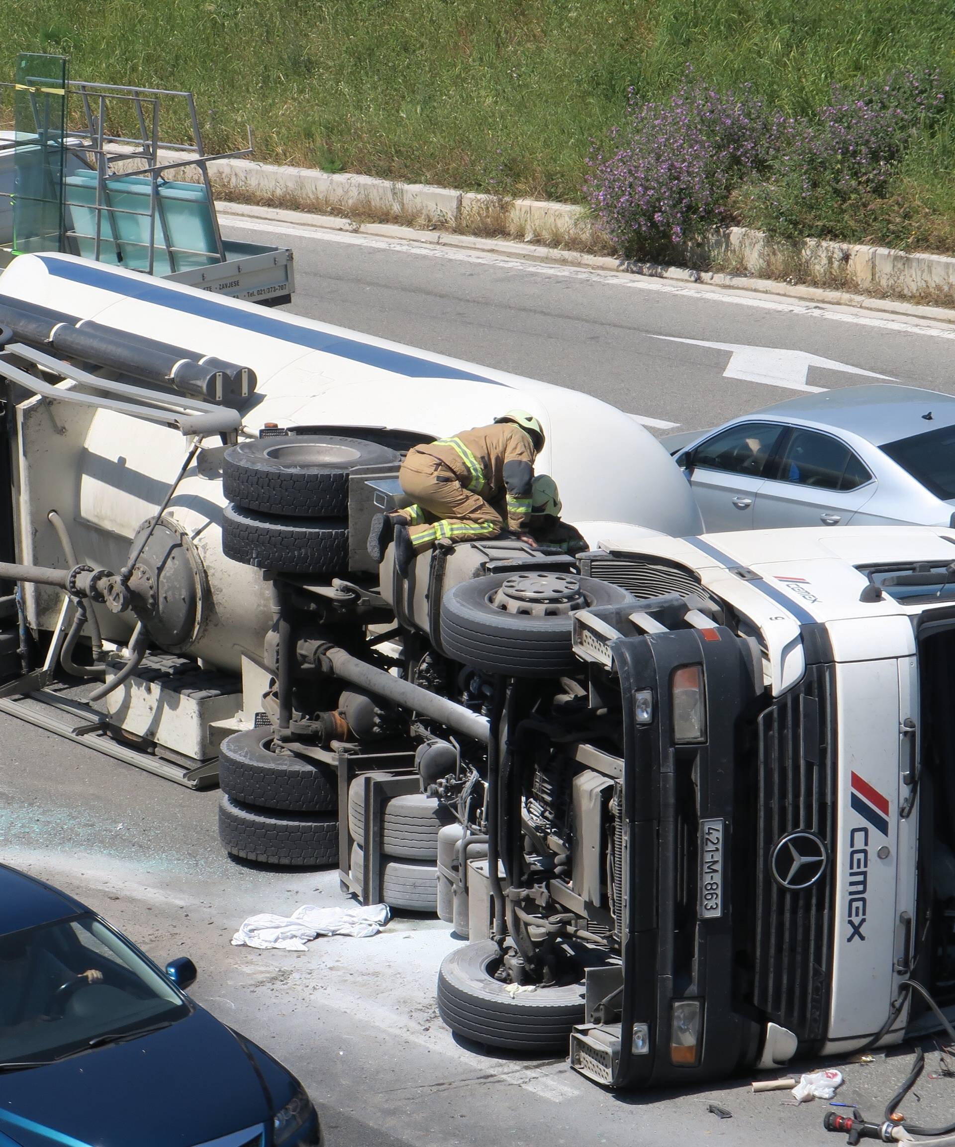 Prevrnula se cisterna za beton kod Splita, vozač je u bolnici