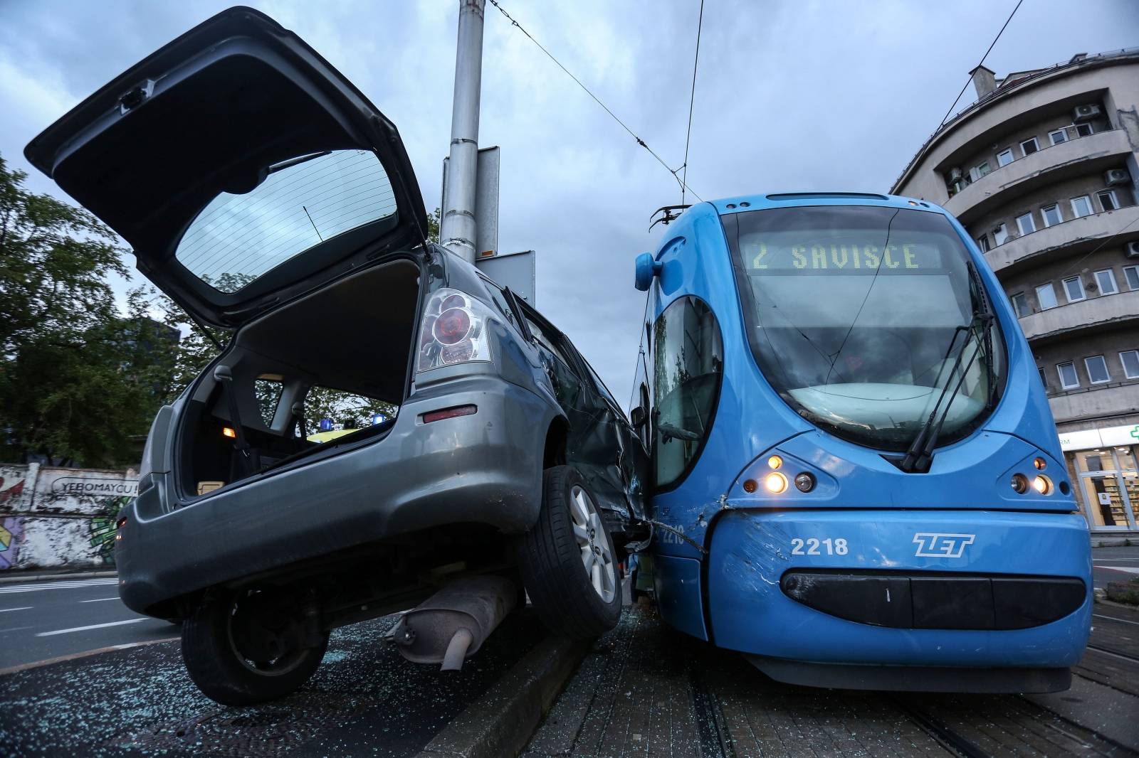 Zagreb: Tramvaj u Branimirovoj prignjeÄio automobil uz stup
