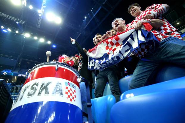 Atmosfera i zagrijavanje u dvorani uoči početka utakmice Hrvatska - Ukrajina