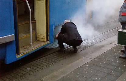 Tramvaju blokirale kočnice pa se zapalilo podvozje 