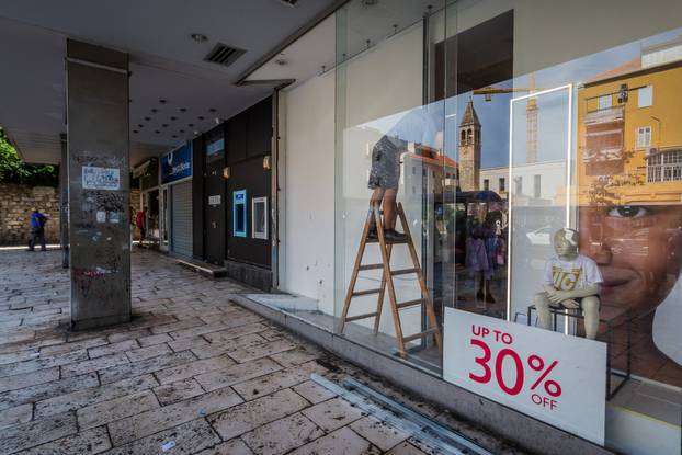 Split: Radnici zamjenjuju staklo koje je sinoć ozljedilo 24 osobe