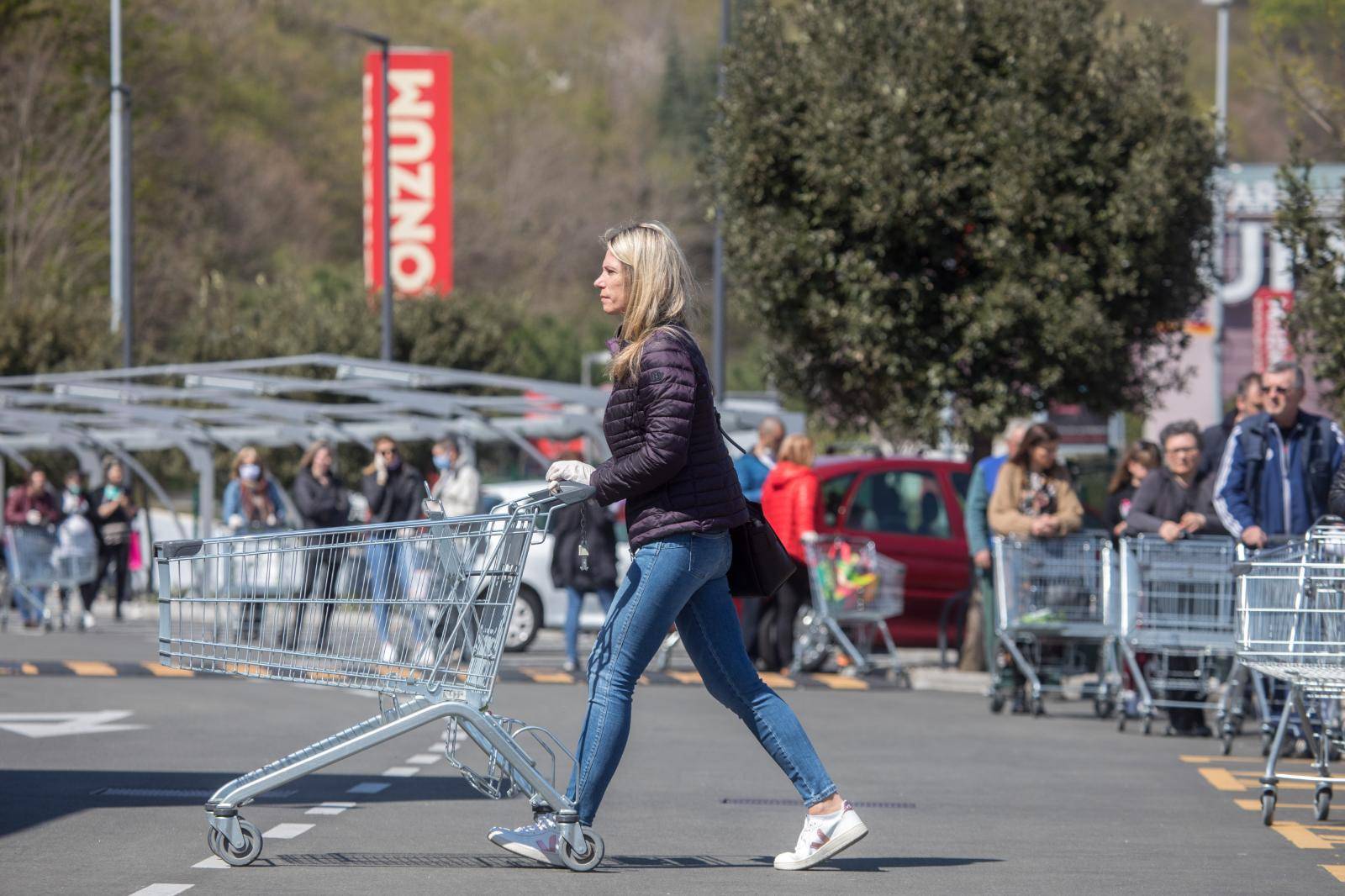 Rijeka: Zbog epidemije koronavirusa u trgovačke centre pušta se određeni broj kupaca