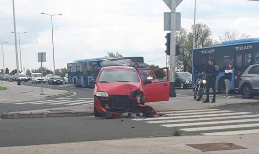 Autom se zabio ravno u stup: Još ne znaju ima li ozlijeđenih