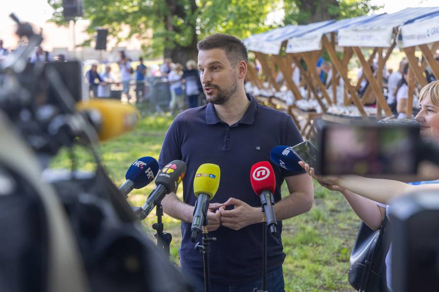 Osijek. Podjela graha na lijevoj obali Drave na Praznik rada