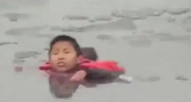 Riskirali živote da spase dečka koji je propao kroz tanak led