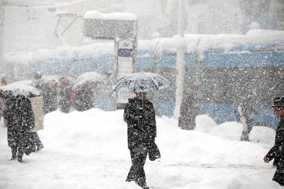 Zagreb: Pješaci se jedva probijali kroz visoke nanose snijega