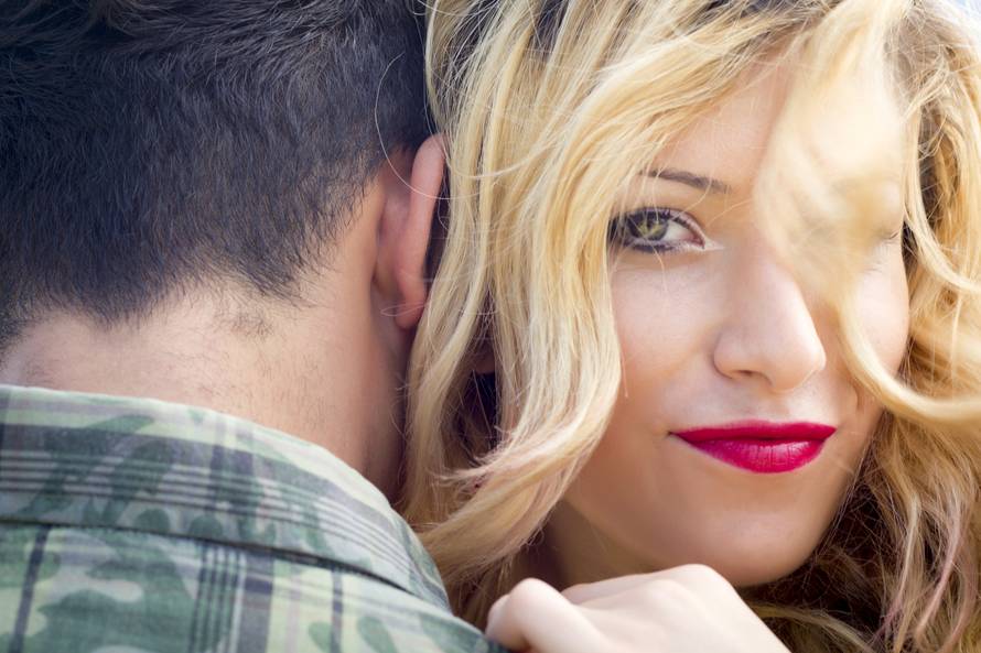 Što za vašu vezu znači ako se partneru i dalje sviđaju druge?