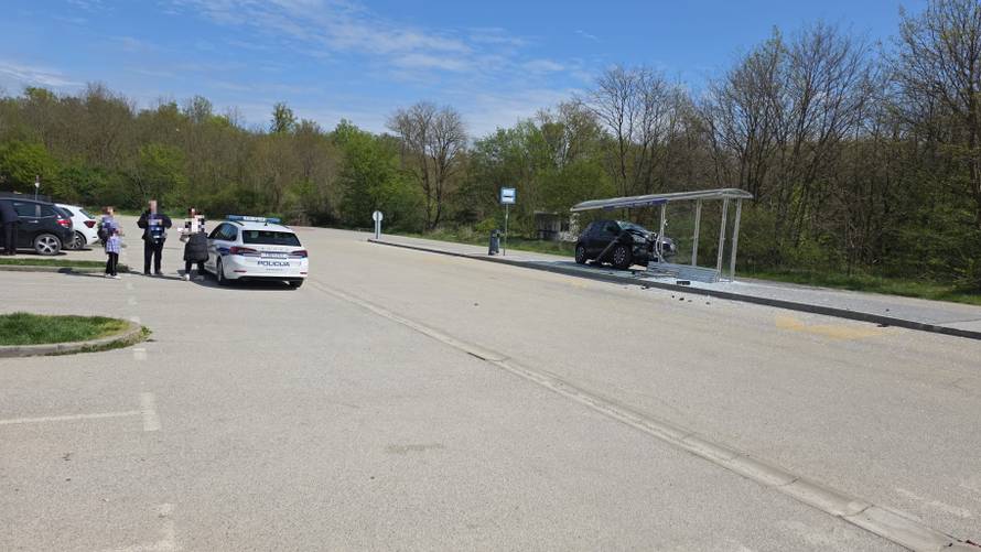 NE SMITE TU PARKIRAT Zabio se u stanicu na groblju u Zagrebu!